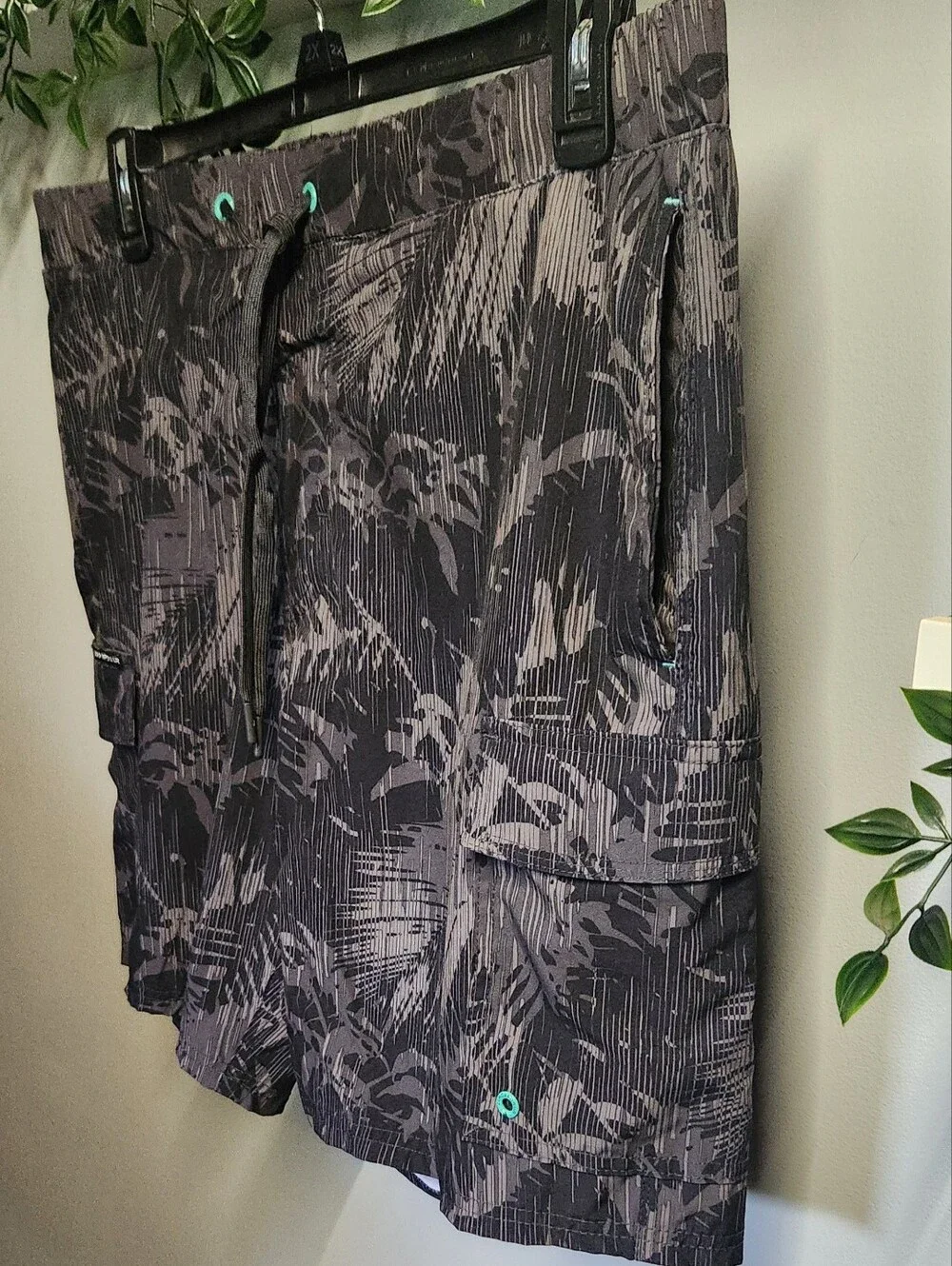 ZeroXposur No-Chafe Black & Charcoal Tropical Cargo Swim Shorts Men's Large